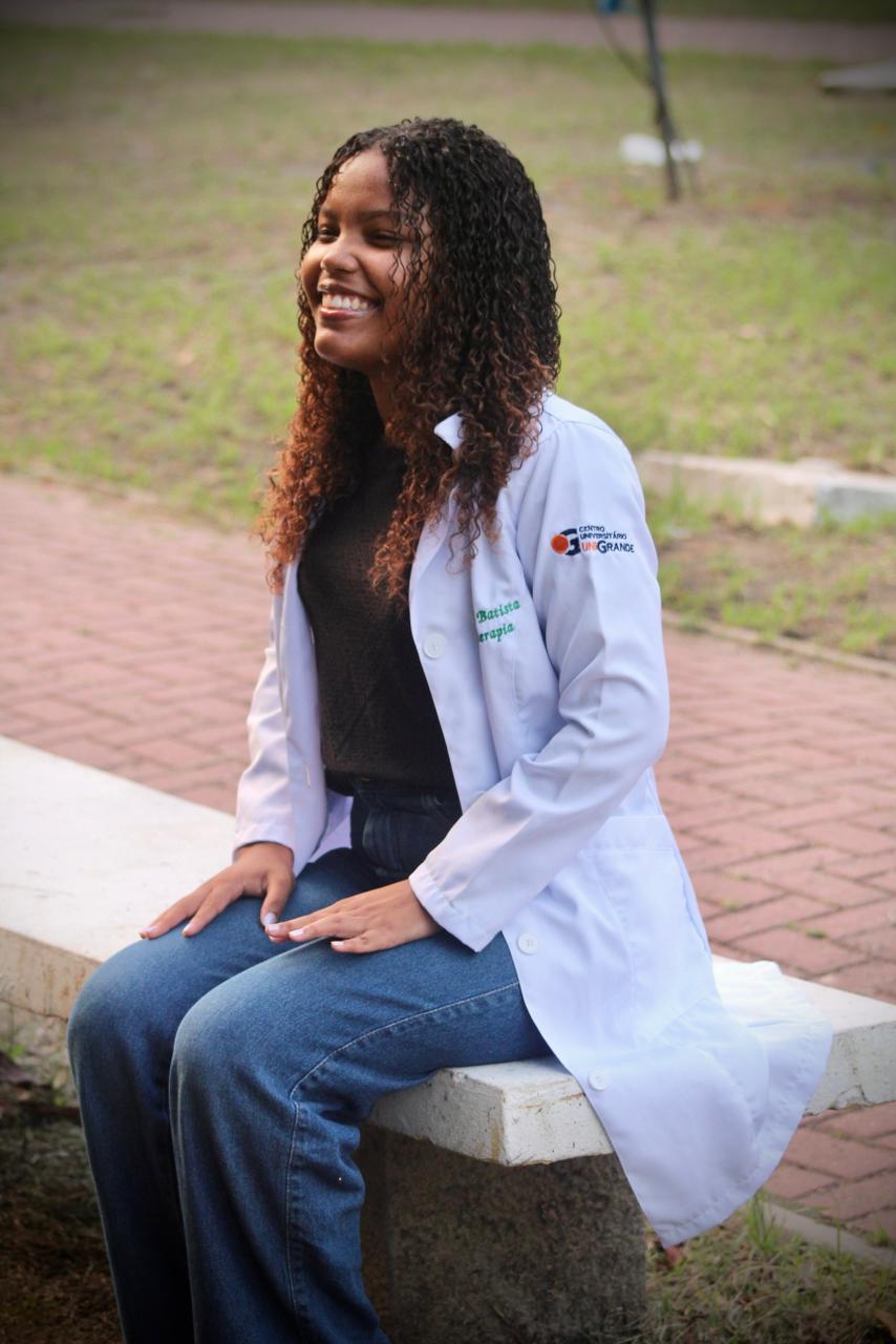 Ensaio de formatura — estudante de fisioterapia em campus universitário
