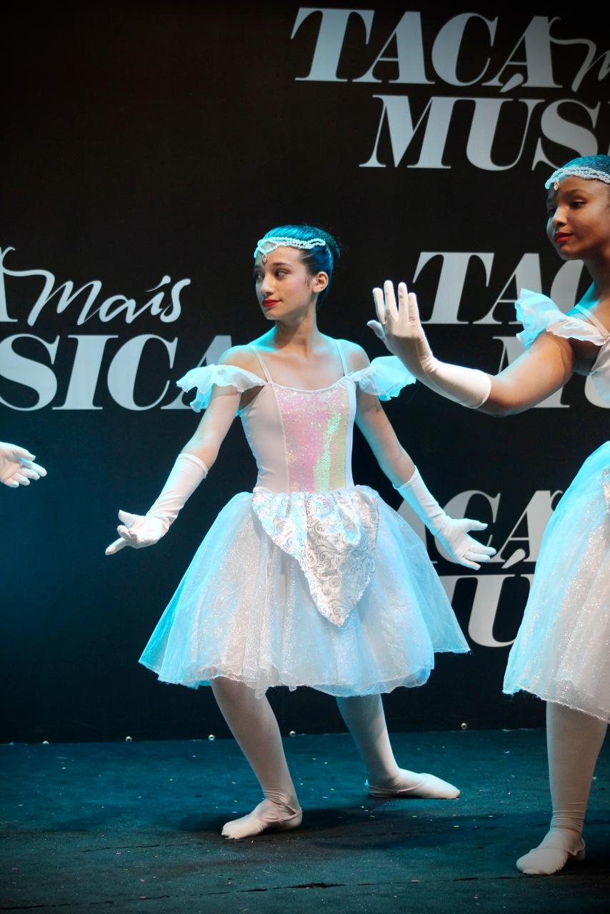 Espetáculo de dança — bailarinas em tutus brancos azulados